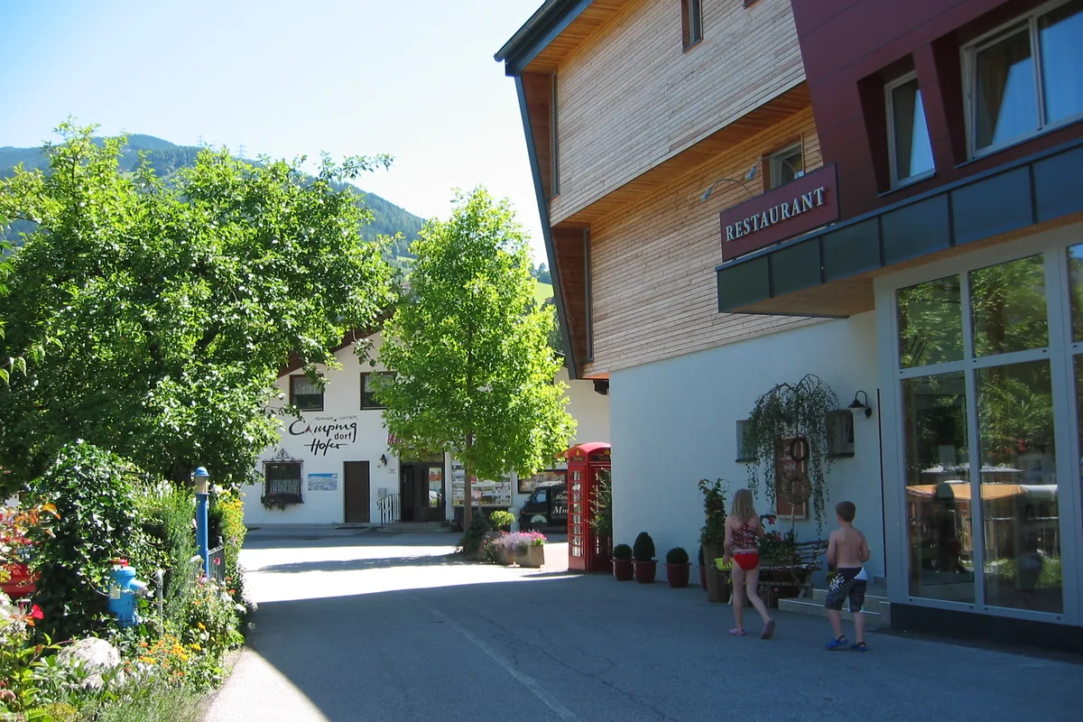 Uitzicht over een camping in Oostenrijk – Skiën in Oostenrijk met kinderen