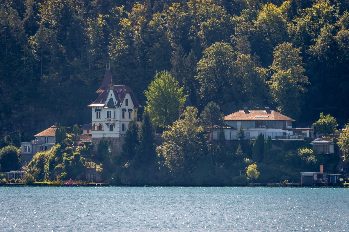 Sfeerbeeld van een Oostenrijks meer in de zomer – Villa voor jou in Oostenrijk
