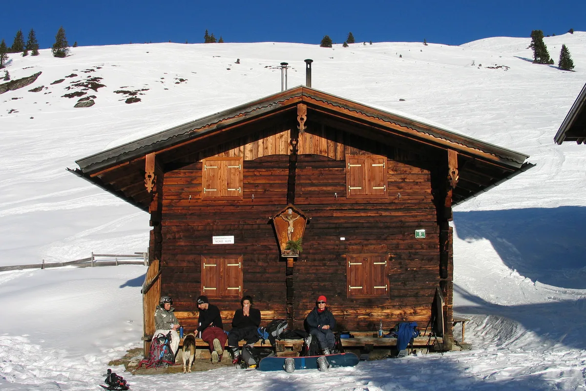 Sfeerbeeld van een Oostenrijkse chalet – Welke skiverhuur in Ischgl is de beste keuze voor jou?