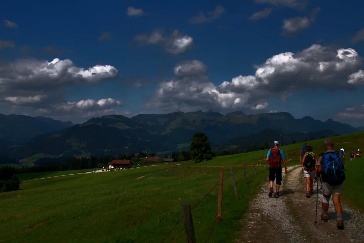Uitzicht over een wandelroute in Oostenrijk – Welke skiverhuur in Ischgl is de beste keuze voor jou?