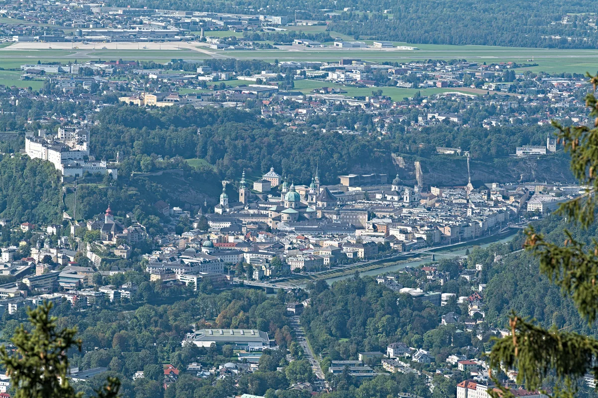 Uitzicht over Salzburg – Wintersport in Oostenrijk